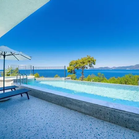 Villa Larrisa *
